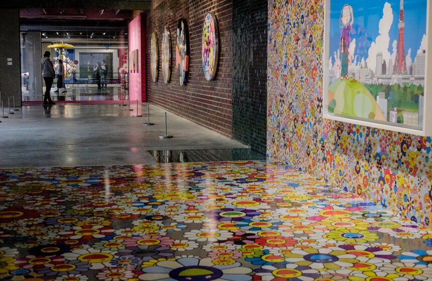 Стены и пол музея превратились в часть экспозиции