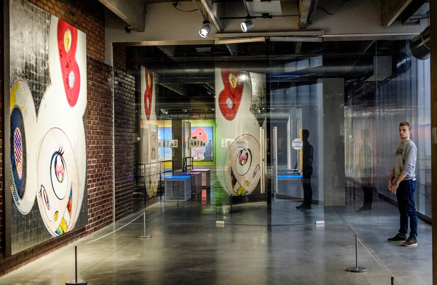 Выставка заняла коридоры, фасады и лестничные площадки музея