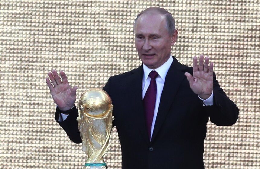 Президент РФ Владимир Путин во время церемонии старта тура Кубка мира по футболу
