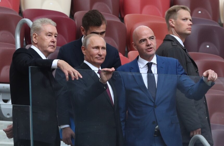 Мэр Москвы Сергей Собянин, президент РФ Владимир Путин и президент ФИФА Джанни Инфантино (слева направо) во время церемонии старта тура Кубка мира по футболу на стадионе "Лужники"