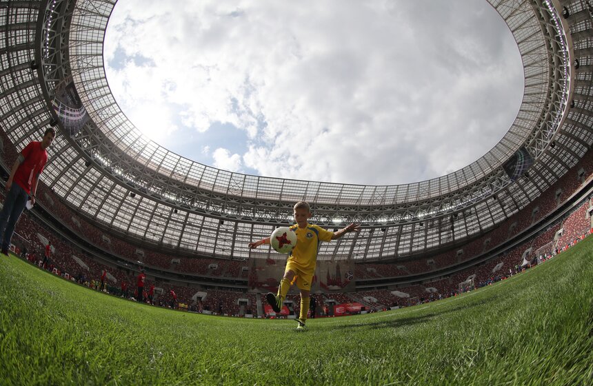 Перед началом церемонии старта тура Кубка мира по футболу на стадионе "Лужники"