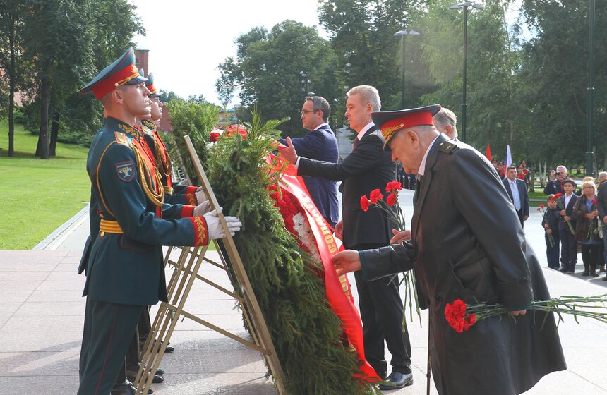 Торжественное возложение цветов