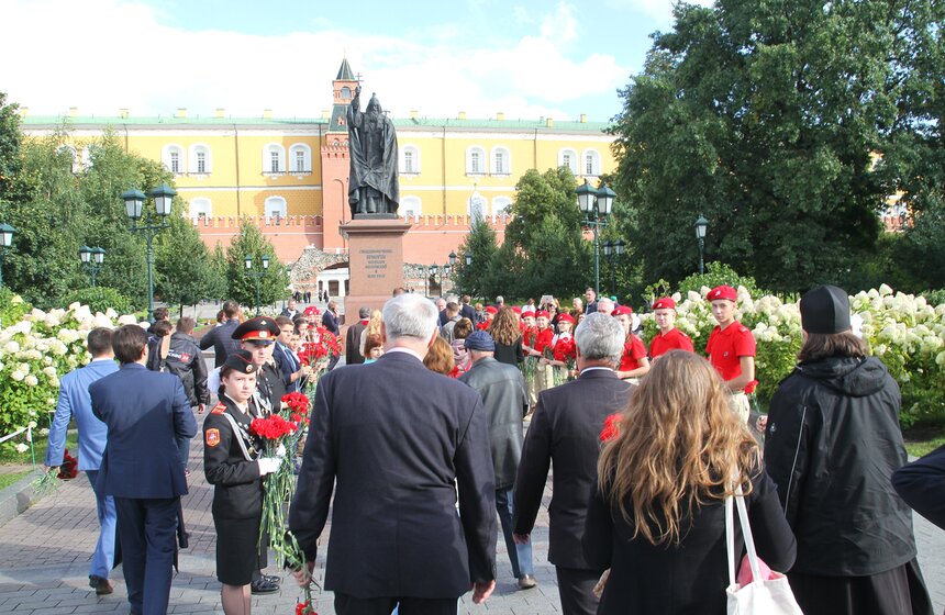 Сергей Собянин принял участие в церемонии возложения цветов к воинским мемориалам у стен Кремля