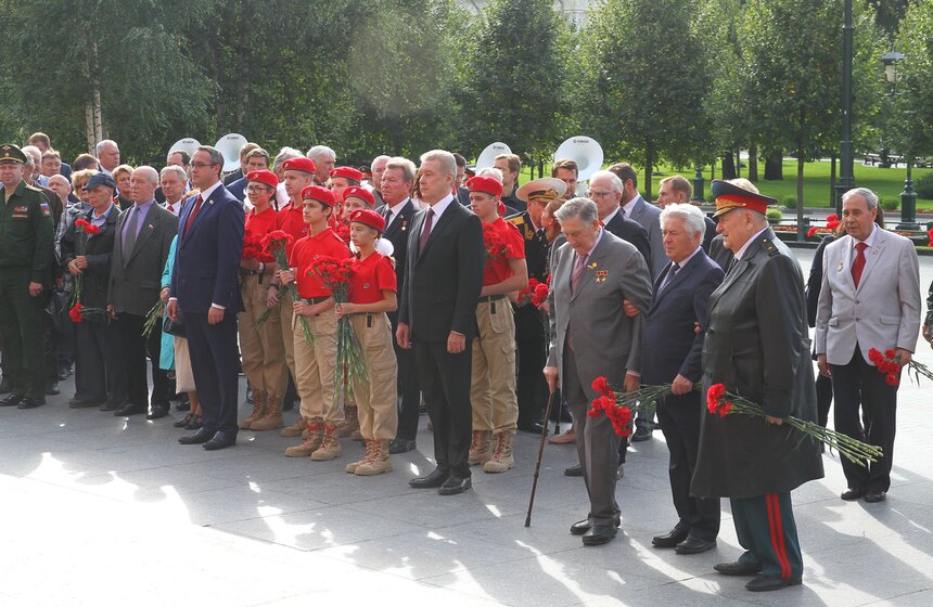 Депутаты Мосгордумы, представители общественных, ветеранских и молодежных организаций перед возложением гвоздик к мемориалу
