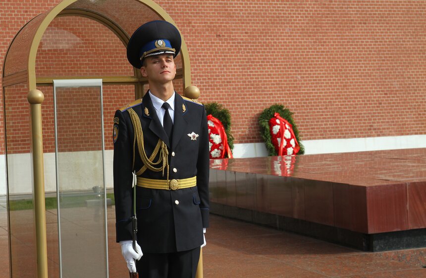 Почетный караул у могилы Неизвестного солдата