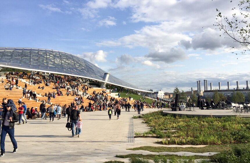 Стеклянная кора-купол над амфитеатром выглятит очень эффектно