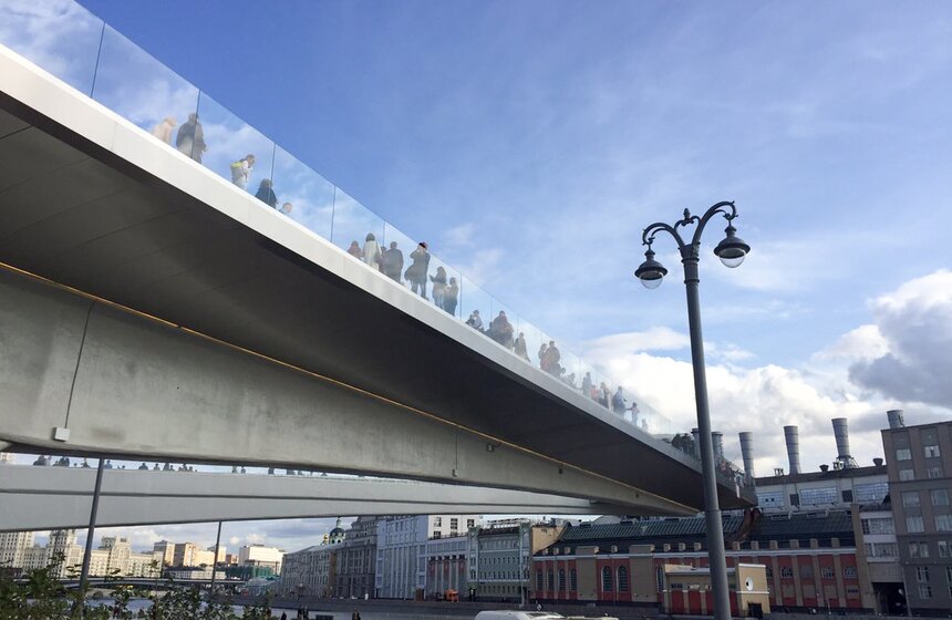 Посетители поднимаются на "парящий мост" за живописными снимками