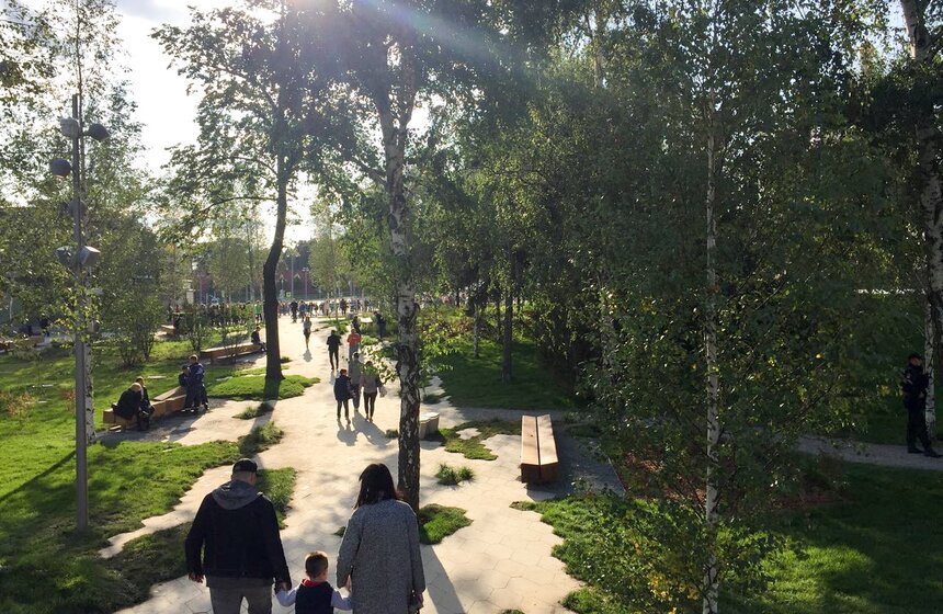 Парк "Зарядье" становится популярным местом для семейных прогулок