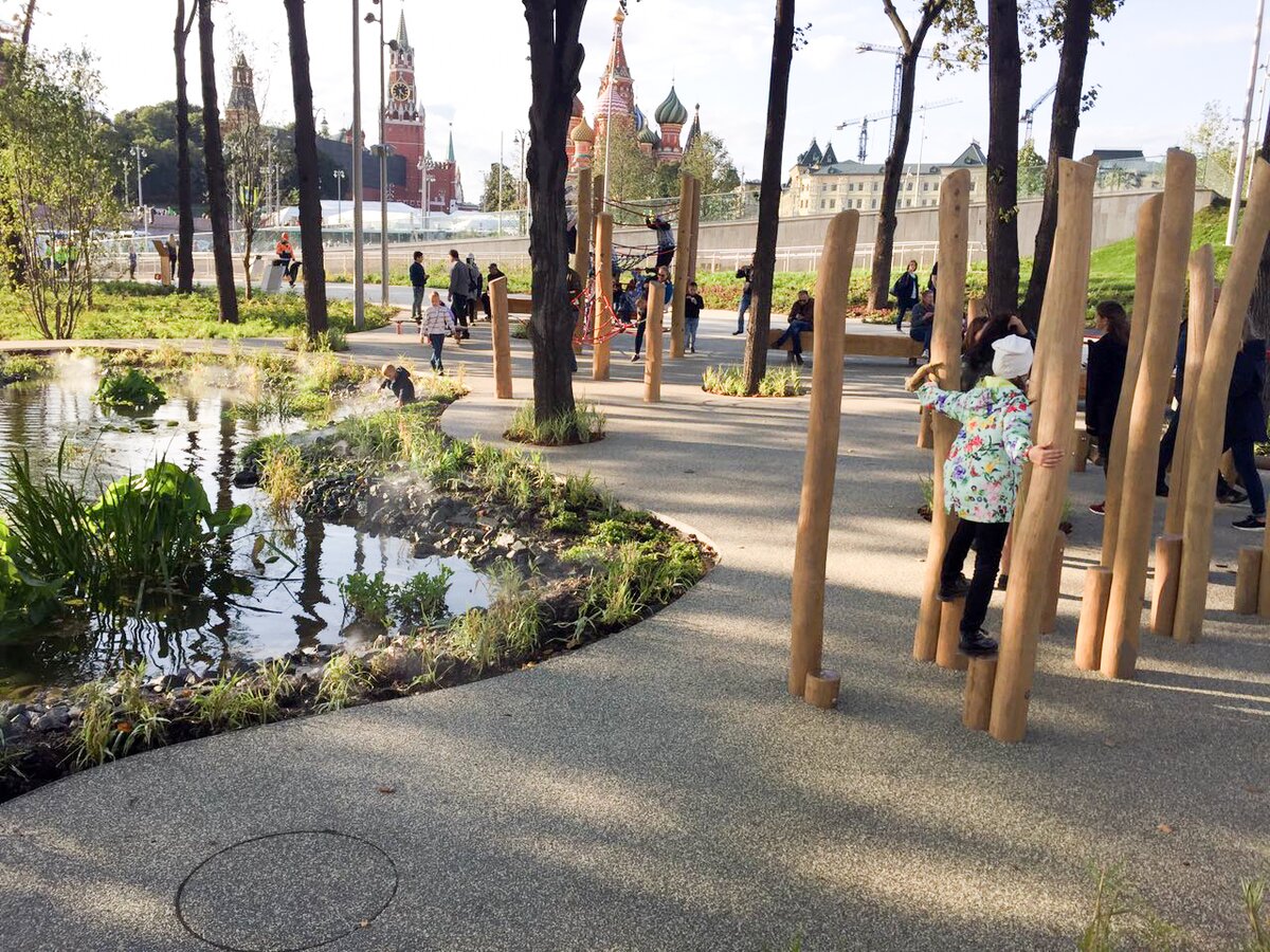 Парк зарядье 2023. Парк зарядье внутри. Парк зарядье лавочки. Зарядье с собаками. Парк «зарядье».