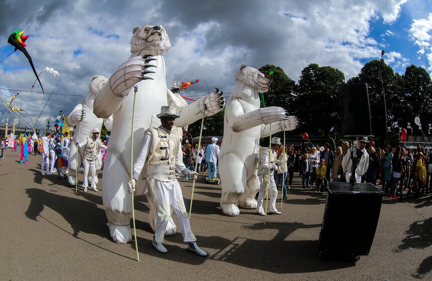 Здесь можно было увидеть лучшие произведения от молодых столичных художников