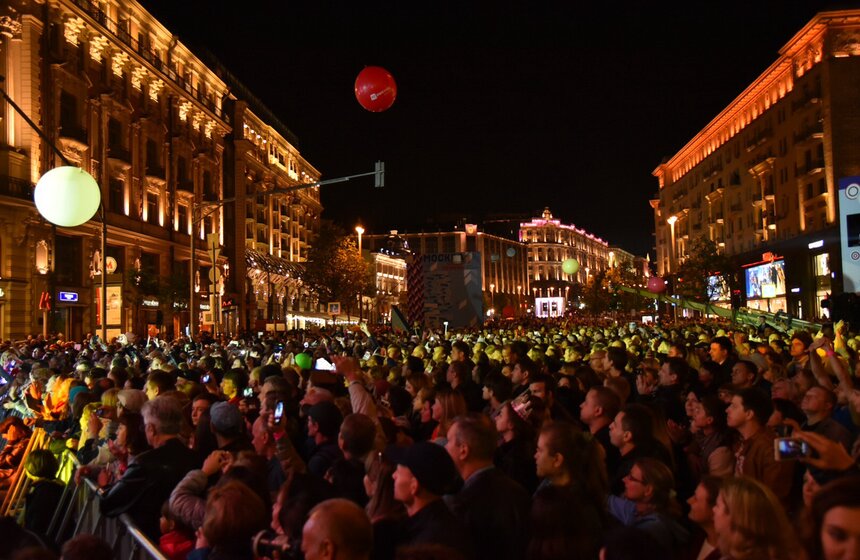 Москвичи подпевали любимой группе и играли с большими шарами, которые выпустили организаторы