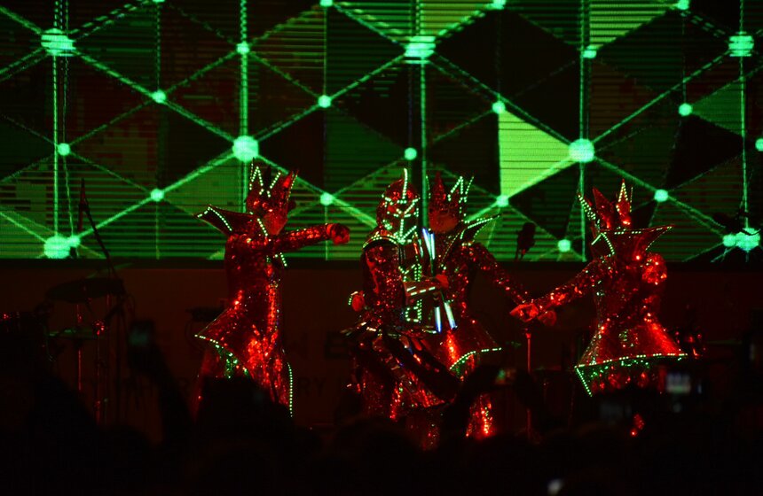 Специально в честь юбилея столицы коллектив "Экстраваганза" подготовил красочное световое шоу