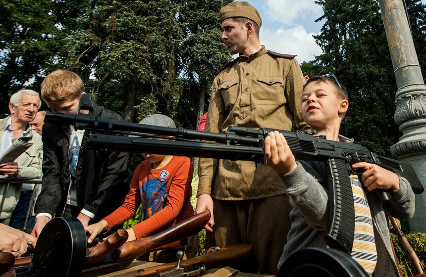 Инструкторы показали сборку-разборку пистолета ТТ, винтовки Мосина, пистолета-пулемета Шпагина и пулемета Дегтярева