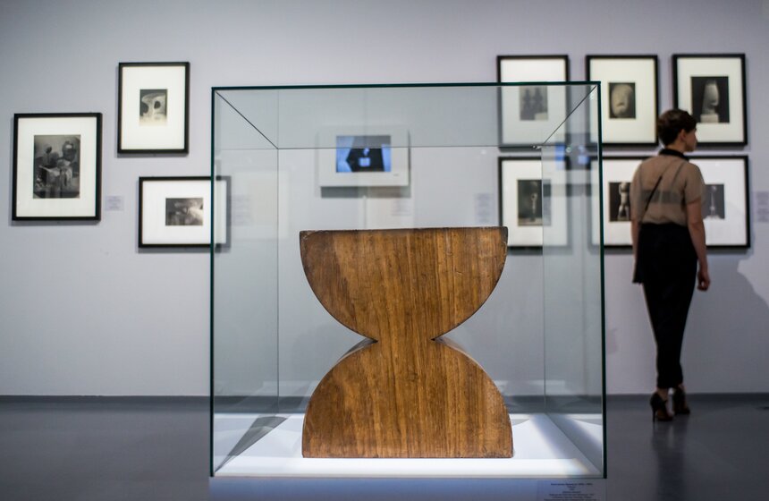 Свои скульптуры художник часто использовал, чтобы устраивать перфомансы для друзей в мастерской