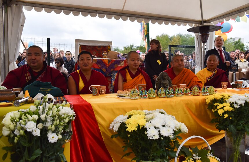 Ступу освятили несколько монахов, которых возглавил прибывший в Россию Кунделинг Ринпоче