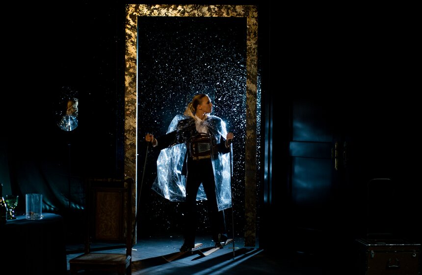 В спектакле есть моменты абсурда, сюрреализма и фэнтези