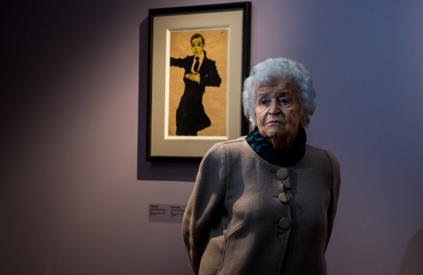 Художники применили традиционные графические техники: черный мел, графитный карандаш, акварель, гуашь, – для решения новых эстетических задач