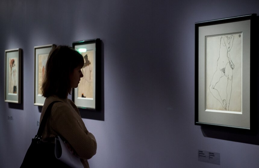 Обширную категорию рисунков на выставке в Пушкинском музее составили этюды для женских портретов