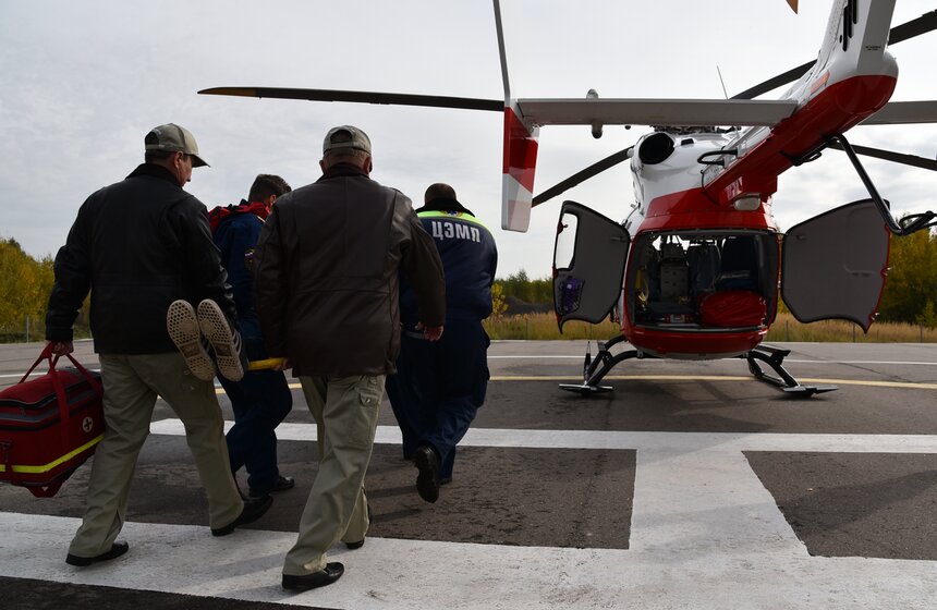 В состав авиа-медицинской бригады входят пять человек: два пилота и три врача, а также, в случае необходимости, – еще и спасатель