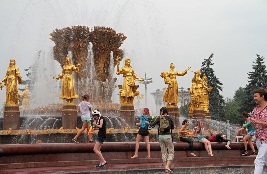 Москвичи приняли участие в "Водной битве" 10 фото