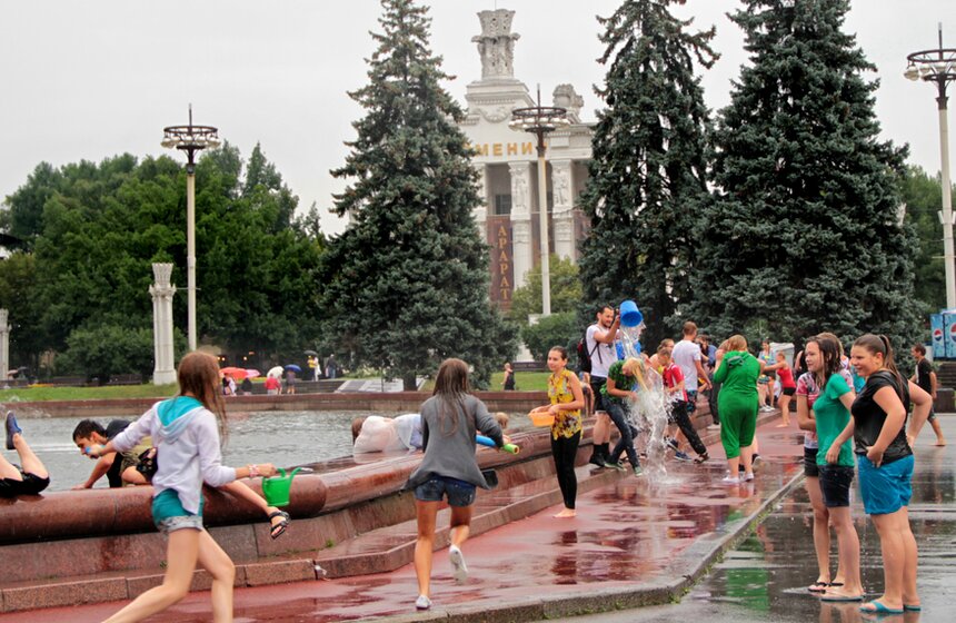 Москвичи приняли участие в "Водной битве" 4 фото