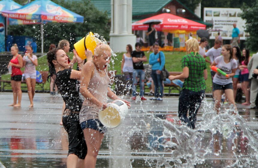 Москвичи приняли участие в "Водной битве" 5 фото