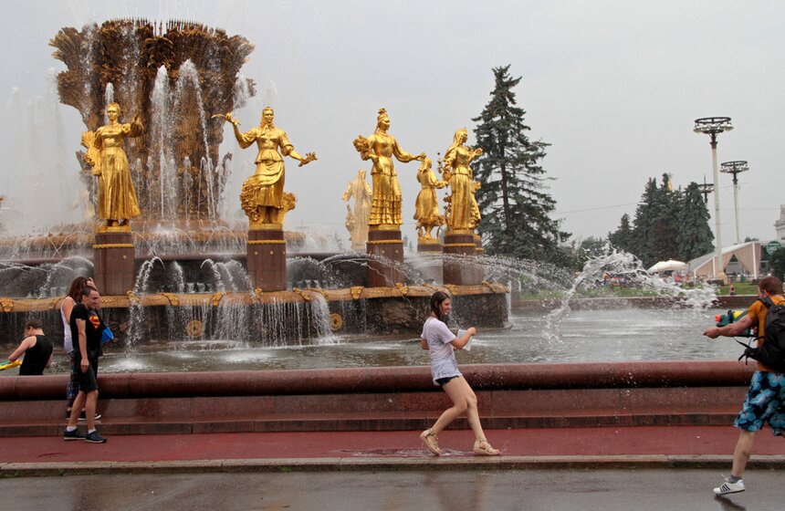 Москвичи приняли участие в "Водной битве" 3 фото