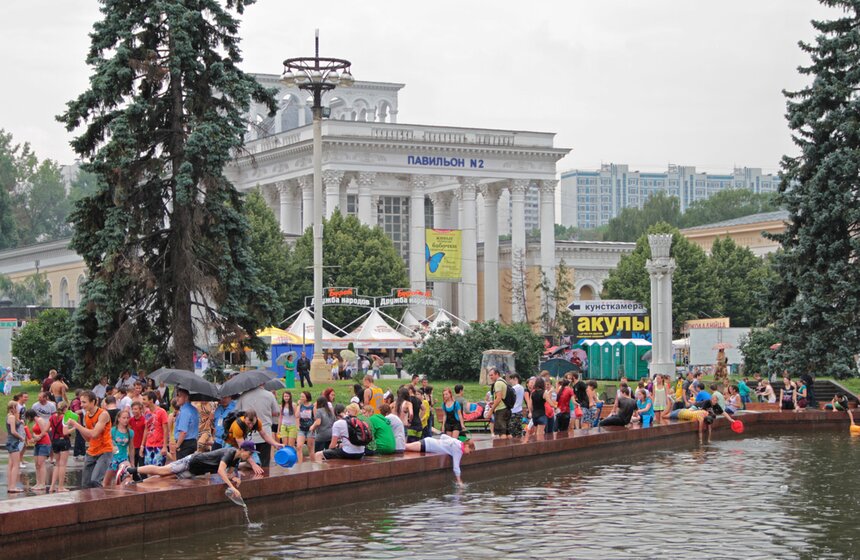 Москвичи приняли участие в "Водной битве" 11 фото