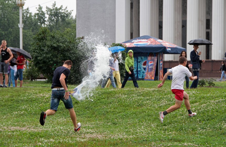 Москвичи приняли участие в "Водной битве" 8 фото