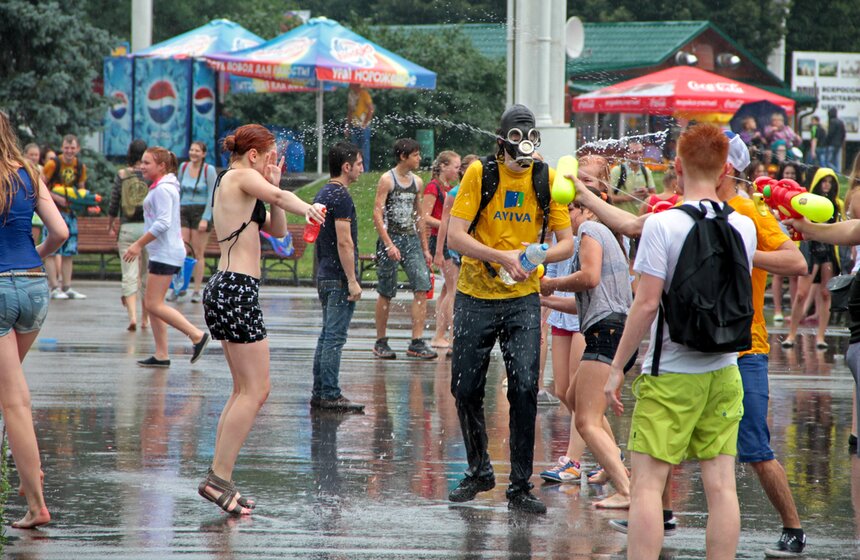 Москвичи приняли участие в "Водной битве" 9 фото