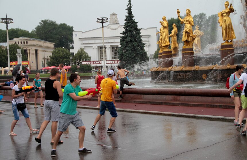 Москвичи приняли участие в "Водной битве" 1 фото