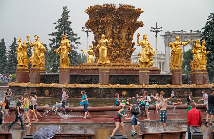 Москвичи приняли участие в "Водной битве" 12 фото