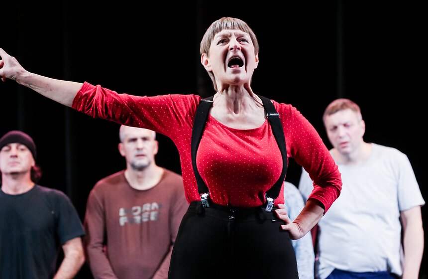 Спектакль предназначен для широкой аудитории, кроме детей