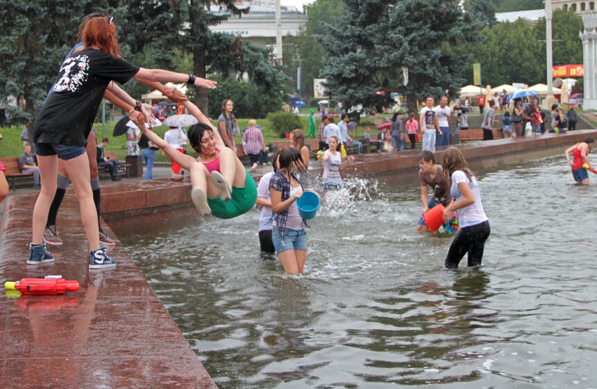 Москвичи приняли участие в "Водной битве" 14 фото