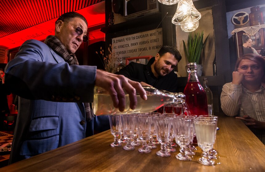 Хозяева нового питейного заведения собственноручно угощали гостей вечера