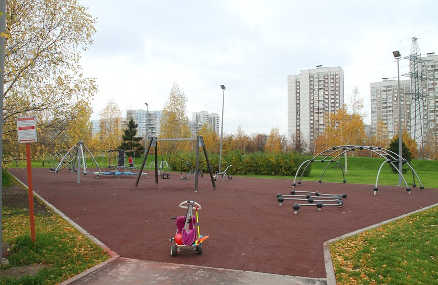 Вот так выглядит одна из детских площадок, расположенных на территории парка