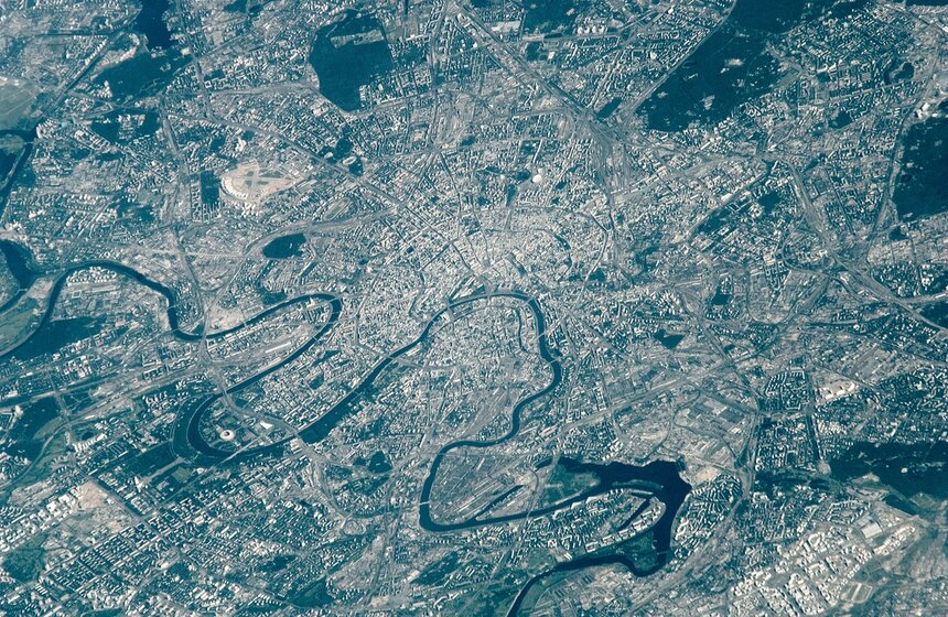 Фото Героя Советского Союза, Героя России, летчика-космонавта СССР, летчика-космонавта РФ, первого рекордсмена по пребыванию на МКС (6 полетов), исполнительного директора ГК "Роскосмос" Сергея Крикалева с длительной экпедиции на МКС-11, командира МКС-11, Старт: 15 апреля 2005 года в 00:46 Посадка: 25 октября 2005 года в 01:09 Длительность экспедиции: 179 сут. 23 час 00 мин.