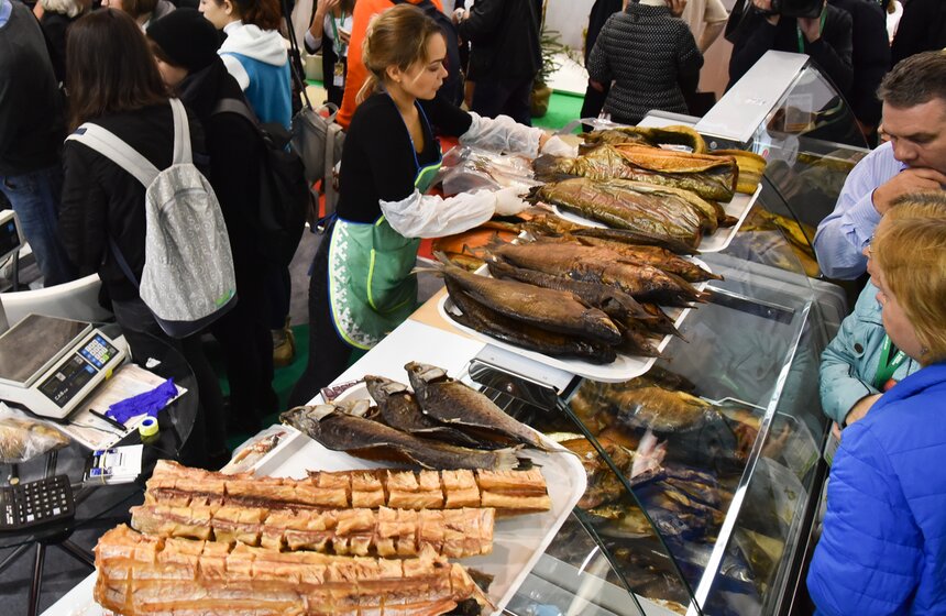 Неподалеку можно было купить и одну из любимых закусок к пенному напитку – копченую и вяленую рыбу