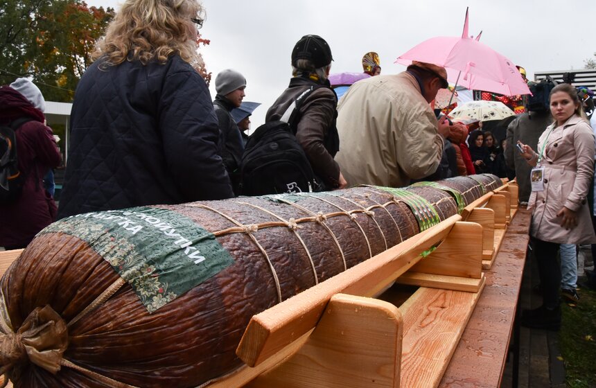 Не обошлось и без мероприятий с гигантскими продуктами. Пятиметровую колбасу из представили горожанам