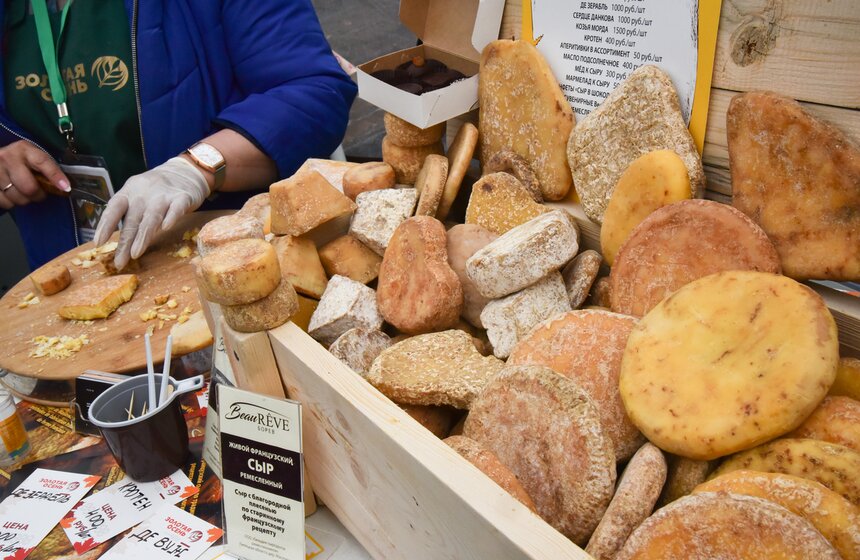 Традиционно на фестиваль привезли свою продукцию владельцы молочных хозяйств