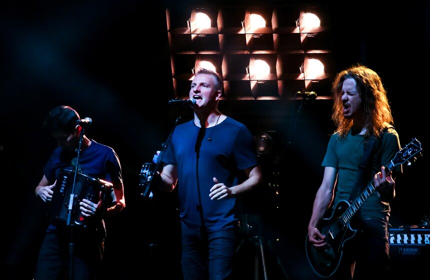 Тур Стинга "57th & 9th" начался 1 февраля этого года в Ванкувере (Канада) и уже прошел при полных аншлагах по 50 городам Северной, Центральной и Южной Америки, Европы и Азии