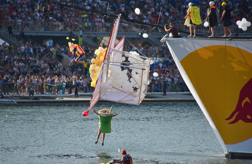 Фестиваль Red Bull Flugtag состоялся в столице 21 фото