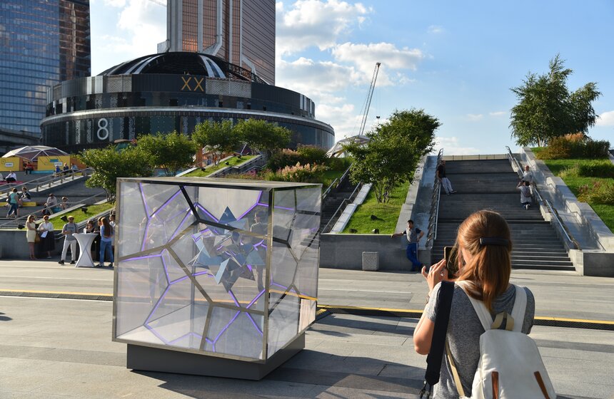 Выставка Lexus Hybrid Art открылась на Площади Сити 3 фото