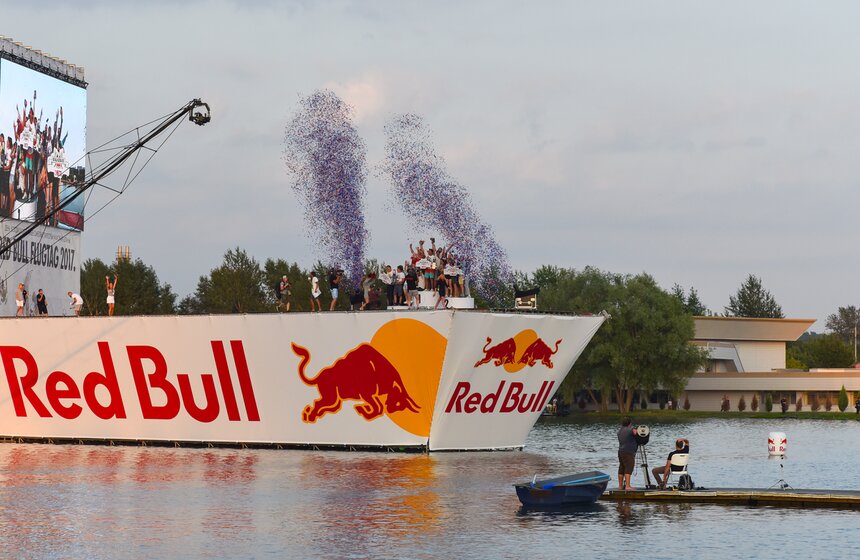 Фестиваль Red Bull Flugtag состоялся в столице 27 фото