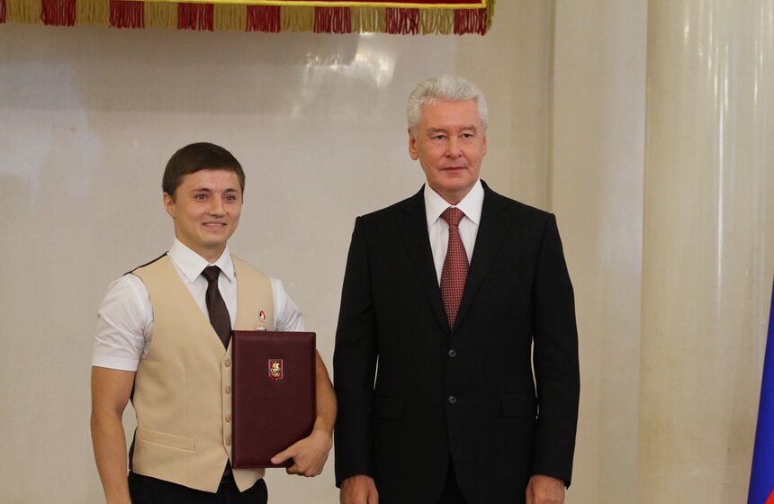 Собянин наградил лучших сотрудников центров "Мои документы" 21 фото