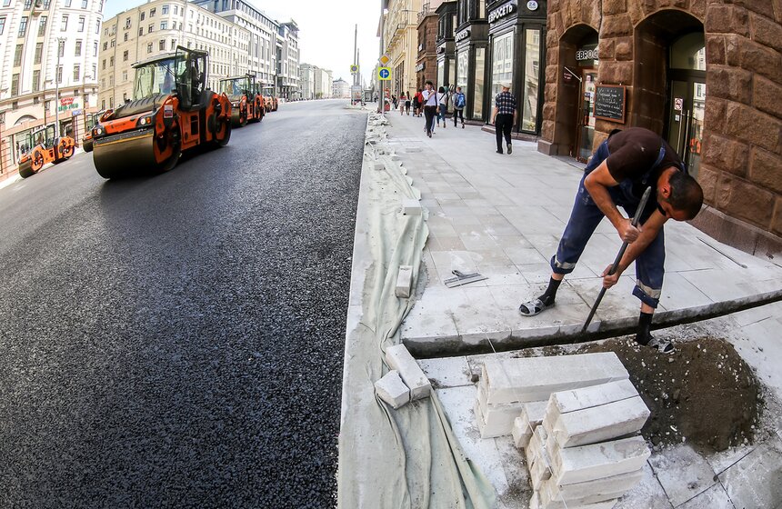 Новый асфальт начали укладывать на Тверской улице 30 фото