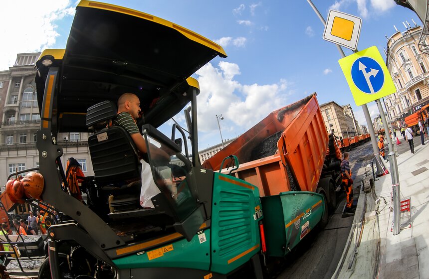 Новый асфальт начали укладывать на Тверской улице 26 фото