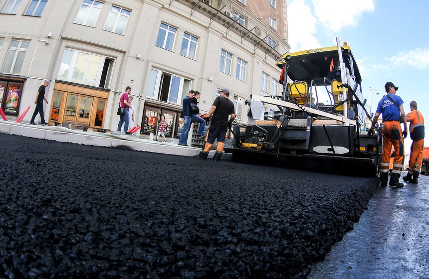 Новый асфальт начали укладывать на Тверской улице 28 фото