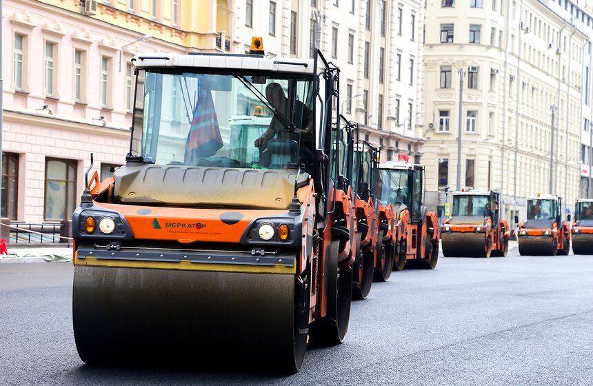 Новый асфальт начали укладывать на Тверской улице 12 фото
