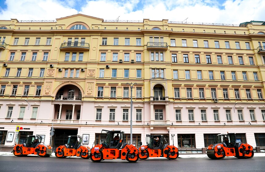 Новый асфальт начали укладывать на Тверской улице 11 фото